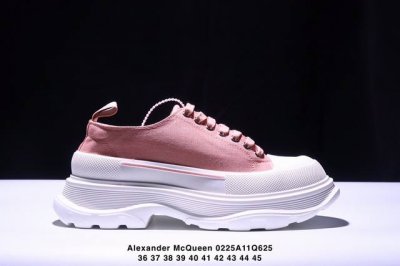 高品质麦昆帆布鞋Alexander Mcqueen新色厚底帆布鞋！值得入手的长腿神器上脚效果不要太好，从视觉都拉长了腿部线条比例，总之轻巧，显高显瘦显腿长， 跟