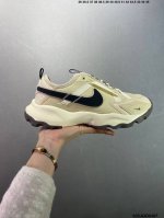 W Nike Tc 7900 新款老爹鞋 注入非凡时尚气息 塑就高雅外观 耐穿合成材质搭配柔软丝绒 该鞋款保留了挚爱的加垫鞋口 柔软泡绵缓震配置 和抓附力十足的