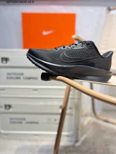 200 Nike Quest 6极速6代 网面透气 时尚休闲跑步鞋 简约高科技设计采用多层材料，为双足带来凉爽感受和稳固体验时尚鞋面搭配中足包覆设计，提供稳固贴