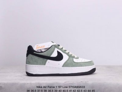 耐克 Nike Air Force 1 '07 Low 空军一号低帮，柔软、弹性十足的缓震性能和出色的中底设计，横跨复古与现代的外型结合，造就出风靡全球三十多年