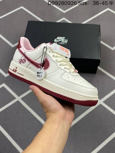 200 耐克Nike Air Force 1‘07 空军一号低帮百搭休闲运动板鞋。柔软、弹性十足的缓震性能和出色的中底设计，横跨复古与现代的外型结合，造就出风靡