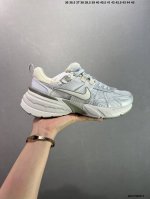 公司级Nike V2K Runtekk 减震防滑复古低帮跑步鞋 材质上使用大面积网眼 皮革 Tpu 组成 支撑和透气性肯定不错 中底处由 Cushlon 泡绵打