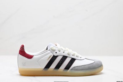 公司级Adidas Originals Samba Og阿迪达斯三叶草休闲鞋男鞋女鞋蛇年限定款新年款经典运动鞋德训鞋 以白色为主，鞋头采用浅灰色麂皮呈现，后跟和