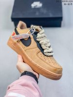 真标带半码耐克nike Air Force 7 空军一号低帮百搭休闲运动板鞋。柔软、弹性十足的缓震性能和出色的中底设计，横跨复古与现代的外型结合，造就出风靡全球