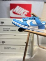 耐克Nike Dunk Low 板鞋Sb系列经典百搭休闲运动板鞋加厚鞋舌的填充，使舒适性大大提升，同时也更方便穿脱中底部分则加入了脚感柔软舒适Zoomair气垫
