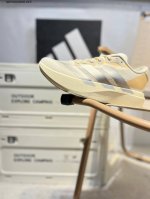 ad Adizero Evo Sl 阿迪超轻透气缓震跑鞋 以令人难以置信的138克重量 刷新了跑鞋轻量化的记录 阿迪在材料科学和工艺技术上的深厚积累 全新鞋款采