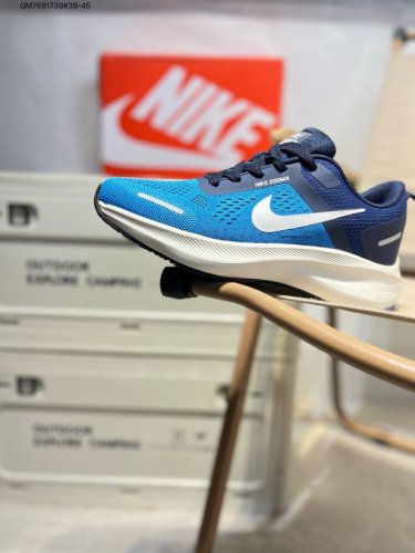 Nk Air Zoom pegasus 登月跑鞋 登月超轻网面跑步鞋 脚跟区域营造出色舒适度，而在鞋底部分，搭载全掌型Zoom Air配置耐克网面透气跑鞋Cz6