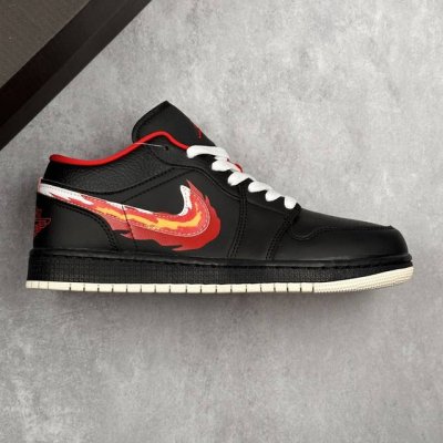 本地220 核心私 air Jordan 1 Low 低帮 火焰黑红 Aj1 乔丹1代 乔丹篮球鞋系列 整体采用黑色皮革打造鞋身，搭配红色内衬，鞋身内侧点缀趣味