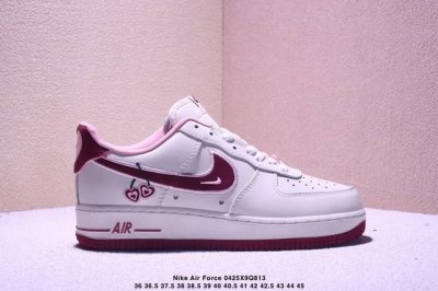 耐克Nike Air Force 1“07空军一号低帮百搭休闲运动板鞋。柔软、弹性十足的缓震性能和出色的中底设计，横跨复古与现代的外结合，造就出风靡全球三十多年