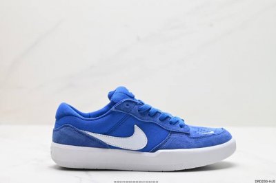真标耐克nike Sb Force 58低帮休闲板鞋 是一款将前沿创新带入街头的单品，它具有硫化杯底，具有出色的耐用性和灵活性。使用帆布和绒面革，在饰面上放置通