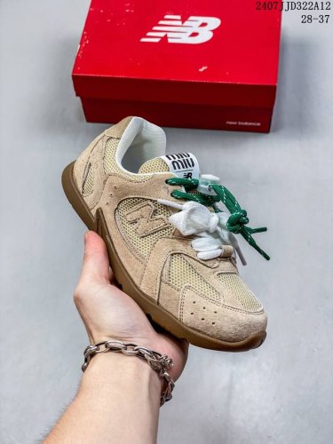 Miumiu X New Balance 人气联名 意大利奢侈品牌 缪缪联名款低帮经典复古休闲运动慢跑鞋#鞋款采用解构和轻盈的设计，彷旧的布料包覆着 New B