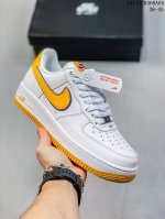 真标带半码耐克Nike AIR FORCE 7 空军一号低帮百搭休闲运动板鞋。柔软、弹性十足的缓震性能和出色的中底设计，横跨复古与现代的外型结合，造就出风靡全球