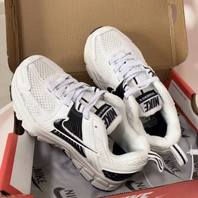 nk V5童鞋26-37.5 这款Nk Zoom Vomero 5儿童运动鞋也太酷了吧满满的复古感，颜值与舒适并存鞋底踩着有弹性缓震效果特别好