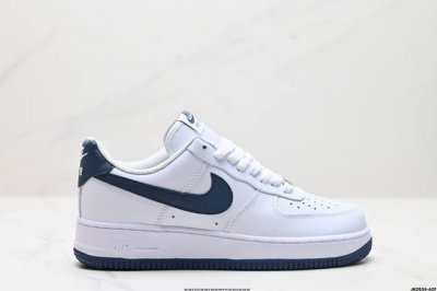公司级耐克nike Air Force 7 空军一号低帮百搭休闲运动板鞋。柔软、弹性十足的缓震性能和出色的中底设计，横跨复古与现代的外型结合，造就出风靡全球三十