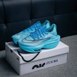 330 核心私 Nike Air Zoom Alphafly Next%整体采用前作的设计语言，并且对后者的细节进行升级，马拉松和长距离路跑的性能极限设计而生。