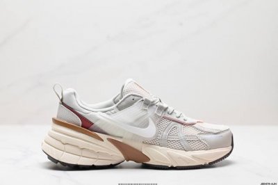 公司级耐克nike V2K Run跑步鞋复古风潮 网面透气运动鞋 灰银紧致的鞋面材质提供良好的包裹性鞋侧 Swoosh以及鞋头部分搭配增添不少亮点的镀铬细节鞋垫