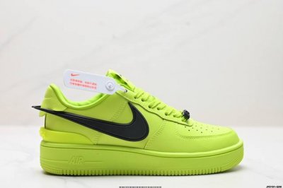 公司级ambush X Nk Air Force 1‘07 Low ”Phantom“ 联名款 空军一号低帮休闲板鞋 #鞋款鞋身以及内衬均采用了纯色皮革打造，标