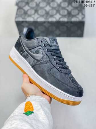 公司级带半码耐克nike Air Force 7 空军一号低帮百搭休闲运动板鞋。柔软、弹性十足的缓震性能和出色的中底设计，横跨复古与现代的外型结合，造就出风靡全 - 点击图像关闭