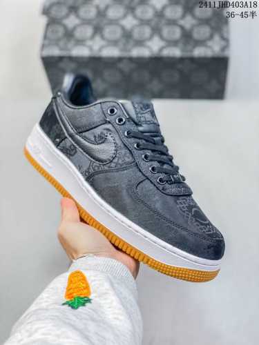 公司级带半码耐克nike Air Force 7 空军一号低帮百搭休闲运动板鞋。柔软、弹性十足的缓震性能和出色的中底设计，横跨复古与现代的外型结合，造就出风靡全