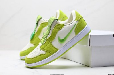 公司级Air Jordan 1 Low Slip Shadow 全新配色 刺绣勾 解构风 乔丹篮球鞋系列 这款特别版采用无鞋带设计 容易穿脱 更有独特刺绣Swo