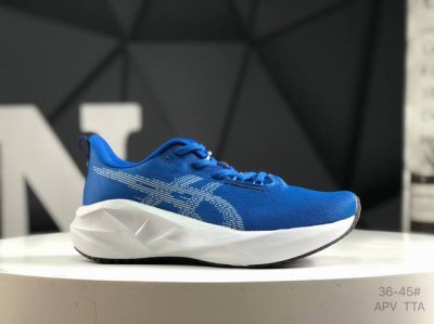 asics 亚瑟士 Novablast 5 Le 稳定跑鞋鞋面采用双层提花网面设计，提高包裹性和透气性，后跟搭载稳定系统科技T提升整体支撑力和结构感，减少对身体