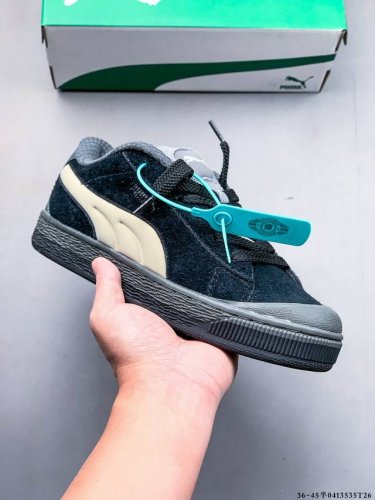 公司级！彪马puma Suede Xl 全新休闲板鞋！鞋身通体采用细腻的麂皮材质，厚实柔软，质感出众；鞋侧保留puma标志性跑道图案，侧面与后跟点缀金属色pum
