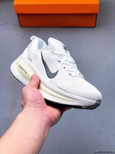 Nike Air Zoom Vomero 18 缓震透气休闲慢跑鞋 新版Vomero结合全新Zoomx和Reactx泡绵 提供双重缓震效果 铸就非凡迈步体验 0