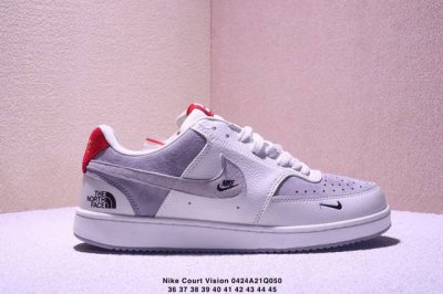 Nike Court Vision Low 休闲运动板鞋 低帮百搭透气休闲运动板鞋，经典耐用的设计，兼顾舒适脚感和出众风范，演绎匠心之作。结构性的支撑贴合感结合