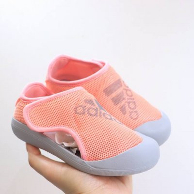 ad3.0包头网面凉鞋 Ad儿童包头凉鞋 新款，每年的爆款！实在太经典好穿！采用柔韧透气网面，搭配耐磨橡胶鞋底，新升级的质量，比往年更上一个档次 泡棉缓震鞋垫更
