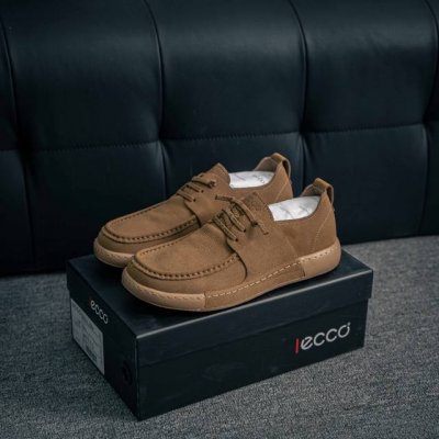 核心私 Ecco爱步一脚蹬男鞋夏季25年新款百搭休闲袋鼠鞋 At.Kollektive系列 鞋面采用甄选牛皮面料，质感丰富 脚感柔软舒适 创新经典袋鼠鞋轮廓，为