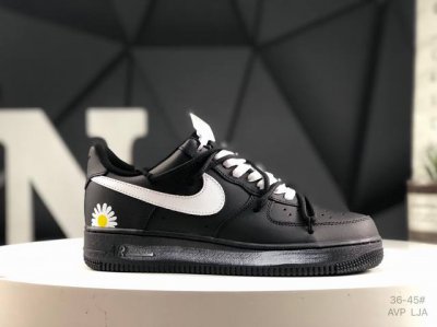 300 耐克 Nike Air Force 1 ’07 空军一号低帮百搭休闲运动板鞋。柔软、弹性十足的缓震性能和出色的中底设计，横跨复古与现代的外型结合，造就出
