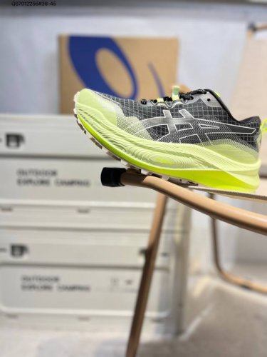asics Gel-Trabuco Max 3亚瑟士经典跑鞋 如今机能风和户外风吹得正劲 便是主打 Urban Outdoor机能越野风格 城市和户外场景都能轻