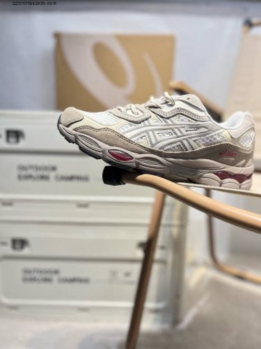Asics Gel-Nyc 亚瑟士经典跑鞋 如今机能风和户外风吹得正劲，便是主打“Urban Outdoor机能越野风格”，城市和户外场景都能轻松应对。关键是跑