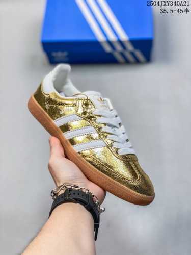 阿迪达斯 Adidas Handball Spezial 低帮三叶草学院风复古休闲板鞋 德训鞋 橡胶底柔软皮革经典运动鞋板鞋。圆头、缝合拼接设计、正面绑带、鞋舌
