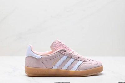 公司级Adidas Originals Gazelle Indoor 三叶草休闲防滑耐磨低帮板鞋 鞋头出色设计 塑就出众贴合感 稳固的后跟贴合足部曲线设计 软弹