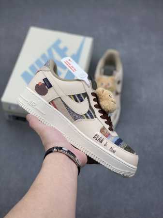 臭屁熊”订制空军一号板鞋 该定制版球鞋选用原鞋款为Nike Air Force 1'07 空军一号低帮休闲板鞋，该鞋设计灵感来源于可爱的放屁小熊。鞋身整体浅调温 - 点击图像关闭
