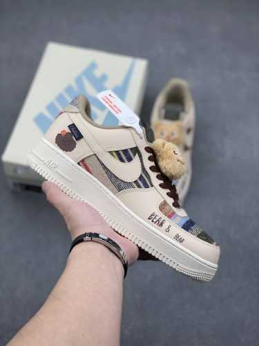 臭屁熊”订制空军一号板鞋 该定制版球鞋选用原鞋款为Nike Air Force 1'07 空军一号低帮休闲板鞋，该鞋设计灵感来源于可爱的放屁小熊。鞋身整体浅调温