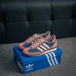 核心私 Adidas Originals Sl 72 Og 超轻便透气复古慢跑鞋 鞋头的设计饱满圆润 鞋面是翻毛皮和尼龙材质结合 上脚舒适柔软 橡胶大底非常耐磨