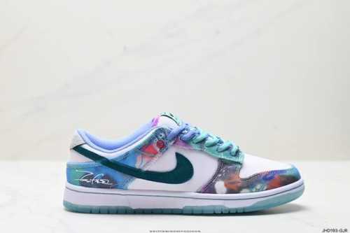 公司级futura X Nike Sb Dunk 整双鞋的细节方面，经过多轮曝光各位应该不陌生。作为nike Sb出品，配置自然要向滑板看齐，鞋身选用了特殊的帆