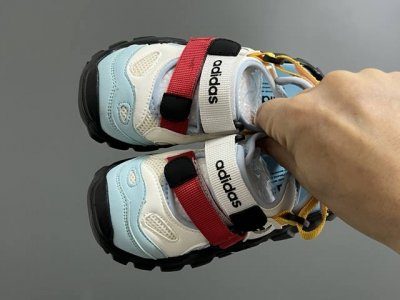 a家新款海螺魔术贴儿童凉鞋 Size：26-37码 经典包头款式设计 优质网面拼接，透气又舒适 不爱穿凉鞋的宝宝这款绝对设计神器 耐磨防滑大底，脚感不言而喻