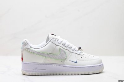 真标耐克Nike Air Force 1’07空军一号低帮百搭休闲运动板鞋。柔软、弹性十足的缓震性能和出色的中底设计，横跨复古与现代的外型结合，造就出风靡全球三
