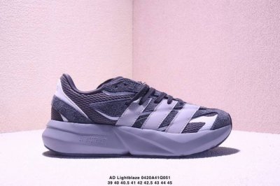 Ad Lightblaze 舒适耐磨减震专业跑步鞋 冲向目标，一路向前，不断挑战和突破自我无论是平时训练还是马拉松，让这款Adidas跑步鞋伴你畅快开跑兼具舒适