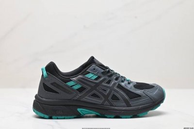 公司级GEL-VENTURE 6系列 经典跑鞋 如今机能风和户外风吹得正劲，便是主打“Urban Outdoor机能越野风格”，城市和户外场景都能轻松应对。关键