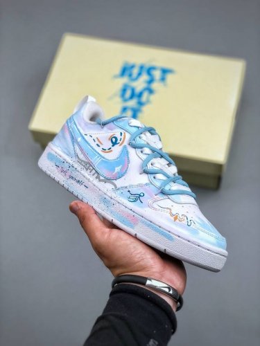 Nike Court Borough 蓝影逸姿 解构手绘 潮流简约低帮板鞋 在光与影交织的梦幻之境 蓝影逸姿 翩然降临 那是一抹灵动的蓝 恰似深海中最神秘的宝藏