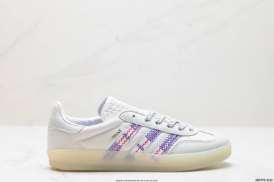 公司级adidas Originals Gazelle Indoor 三叶草休闲防滑耐磨低帮板鞋 鞋头出色设计 塑就出众贴合感 稳固的后跟贴合足部曲线设计 软弹