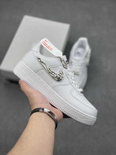 耐克nike Air Force 7 空军一号低帮百搭休闲运动板鞋。柔软、弹性十足的缓震性能和出色的中底设计，横跨复古与现代的外型结合，造就出风靡全球三十多年的