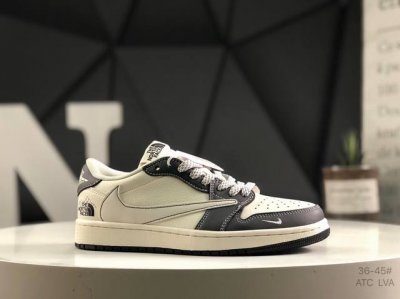 310 公司级带半码Nike Dunk Low 此款主张打破传统的工业化流水线设计限制，以Made By Ideas的超级创意为理念，集结众多潮流设计师，结合时