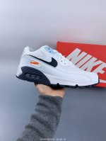 公司级耐克Nike Air Max 90 经典复古小气垫缓震跑鞋 鞋面由皮和革织物打造，犀利的条线打造出酷劲十的足视觉效果 网布鞋增面强透气性，穿着为极舒适 经