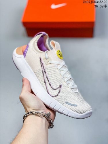 带半码 真标耐克 Nike Free Run 赤足5.0 可回收材料轻便透气运动跑步鞋 类似袜子的 Free Run 5.0由至少20%的可回收材料制成，旨在从