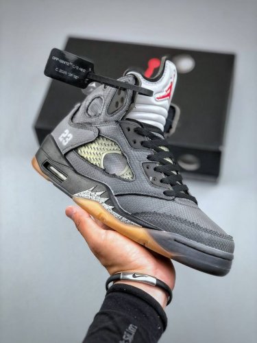 Off-White X Air Jordan 5 黑蝉翼 采用了黑灰色调贯穿 在设计语言上与首款配色保持了一致 半透明的孔洞设计依然是整体的视觉重心所在 此款新